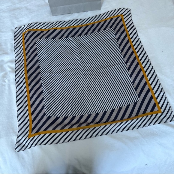 White and blue scarf - Picture 5 of 5